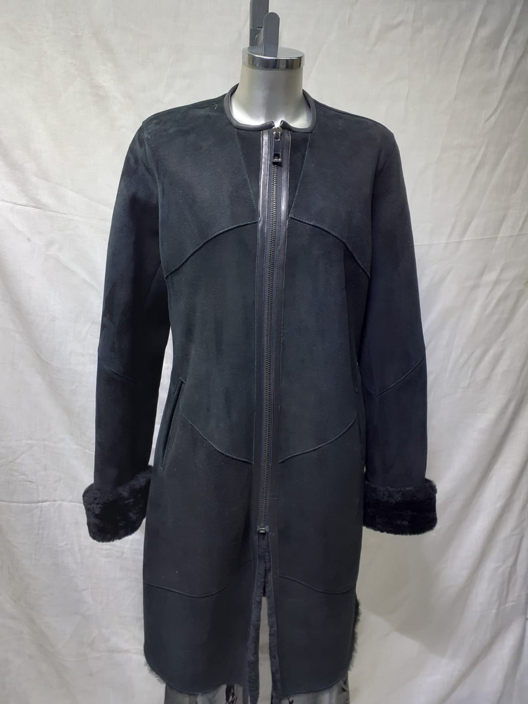 Manteau 3/4 en peau lainée noir velours sans col zippé  sports