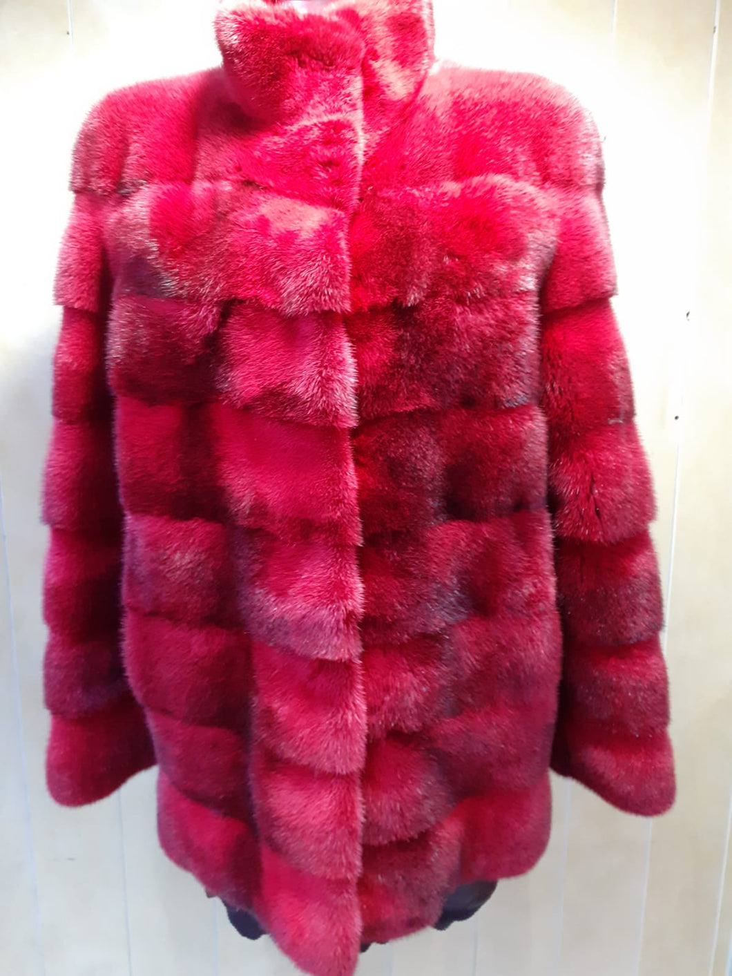 Veste longe en vison rouge vif