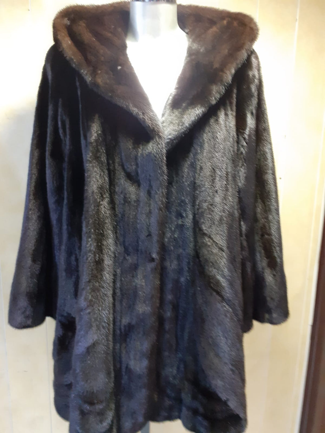 Veste longue avec capuche en fourrure vison marron